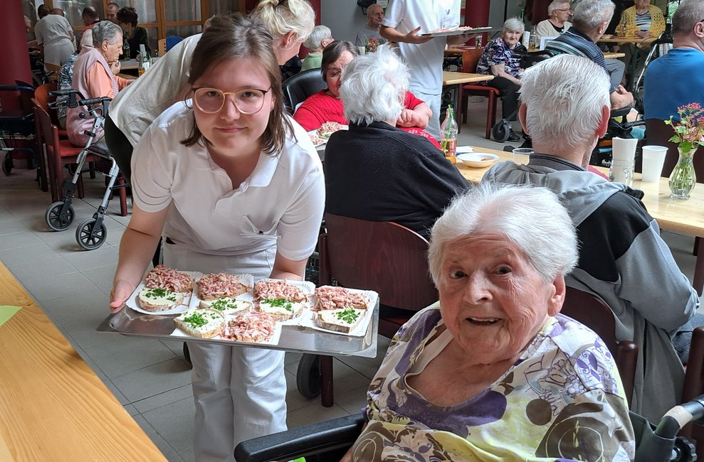 Zwei Damen mit einer Aufstrichbrot-Platte. 