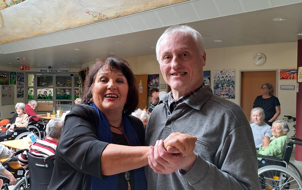 Eine Dame und ein Herr tanzen.