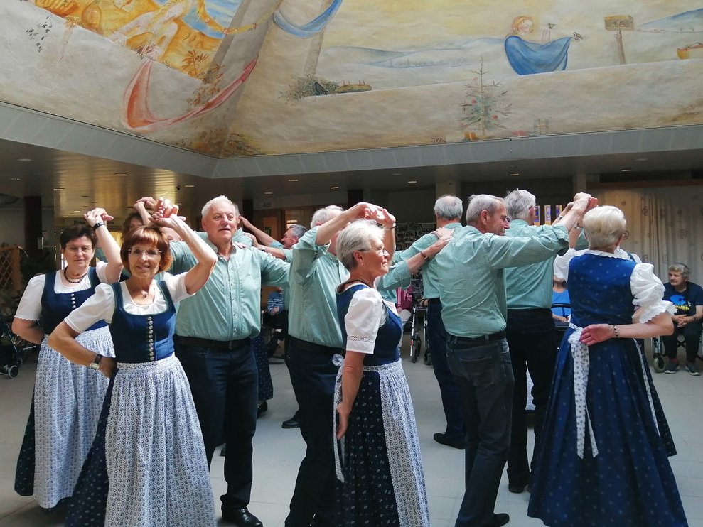 Die Paare beim Tanzen. 