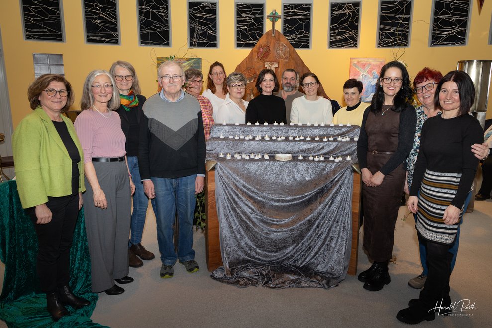 Gruppenbild um den Altar. 