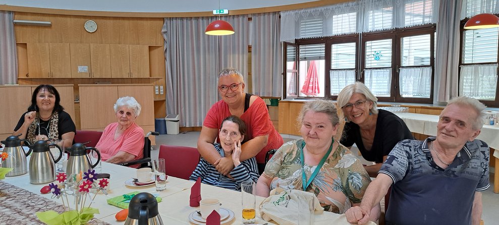 Jubilarinnen mit ehrenamtlicher Mitarbeiterin und Alltagsbegleiterinnen. 