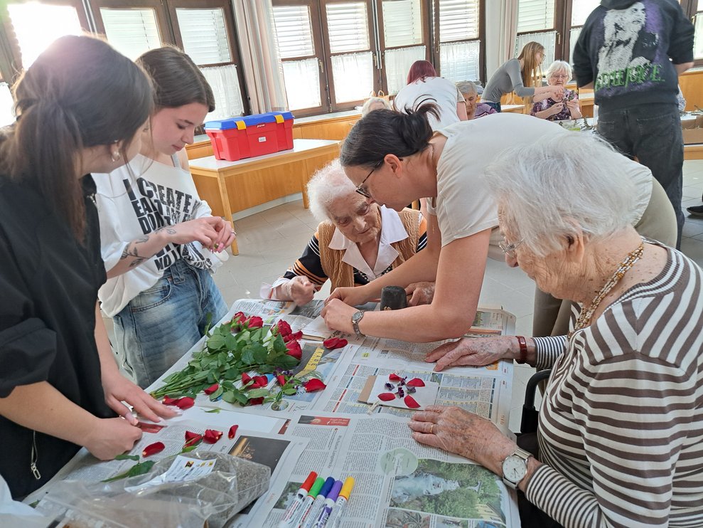 Schülerinnen und Bewohnerinnen beim Basteln