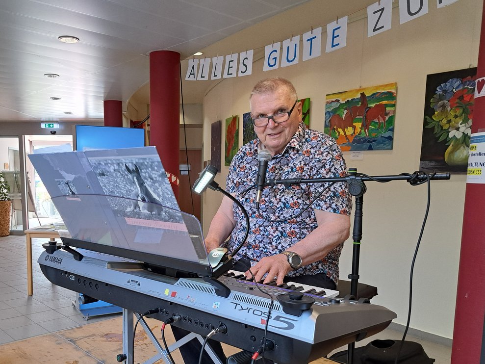 Der Musiker am Keyboard.