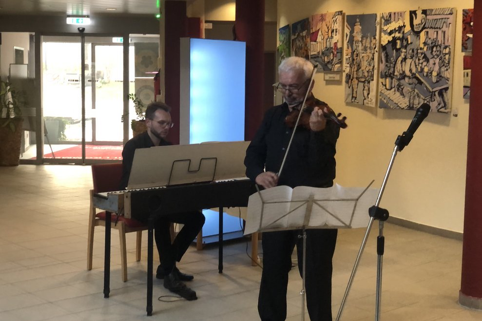 Ein Musiker am Klavier und ein Musiker an der Violine. 