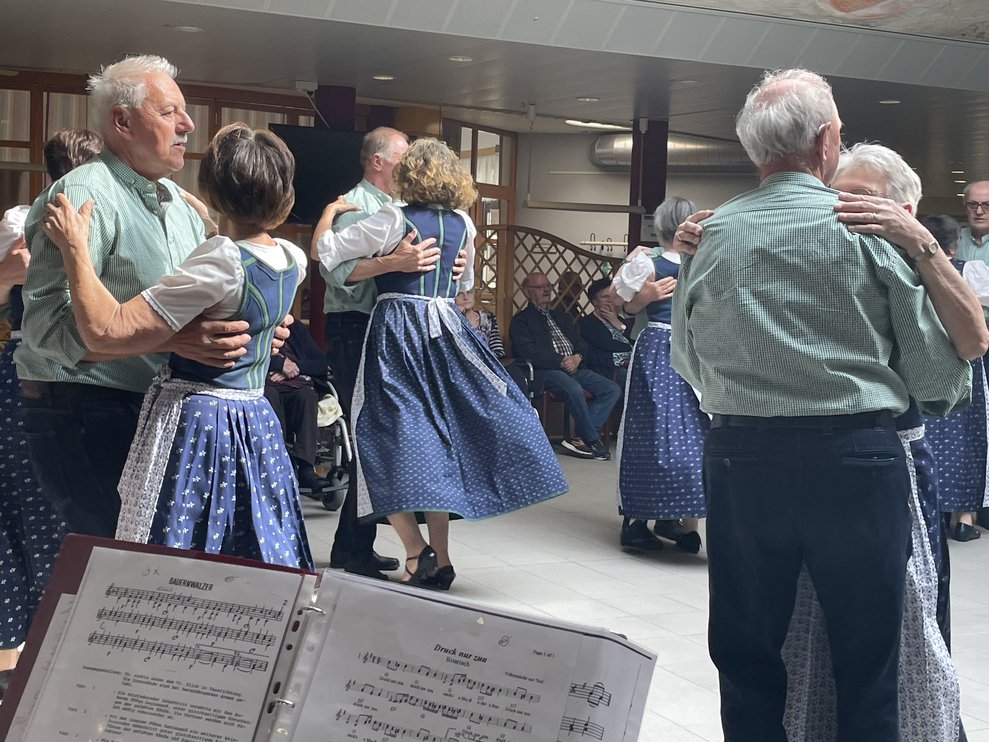 Ein Blick auf die Noten der Musiker.