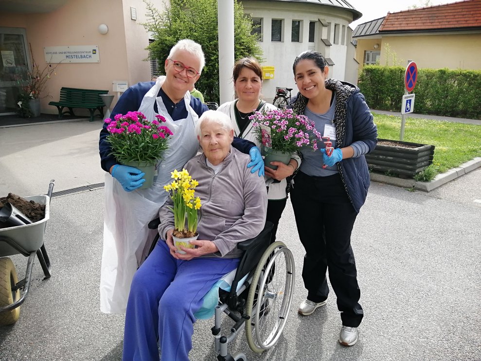 Vier Damen mit Blumen. 