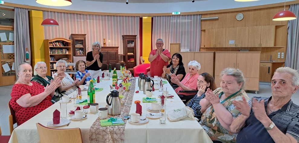 Alle Geburtstagskinder um den Tisch.