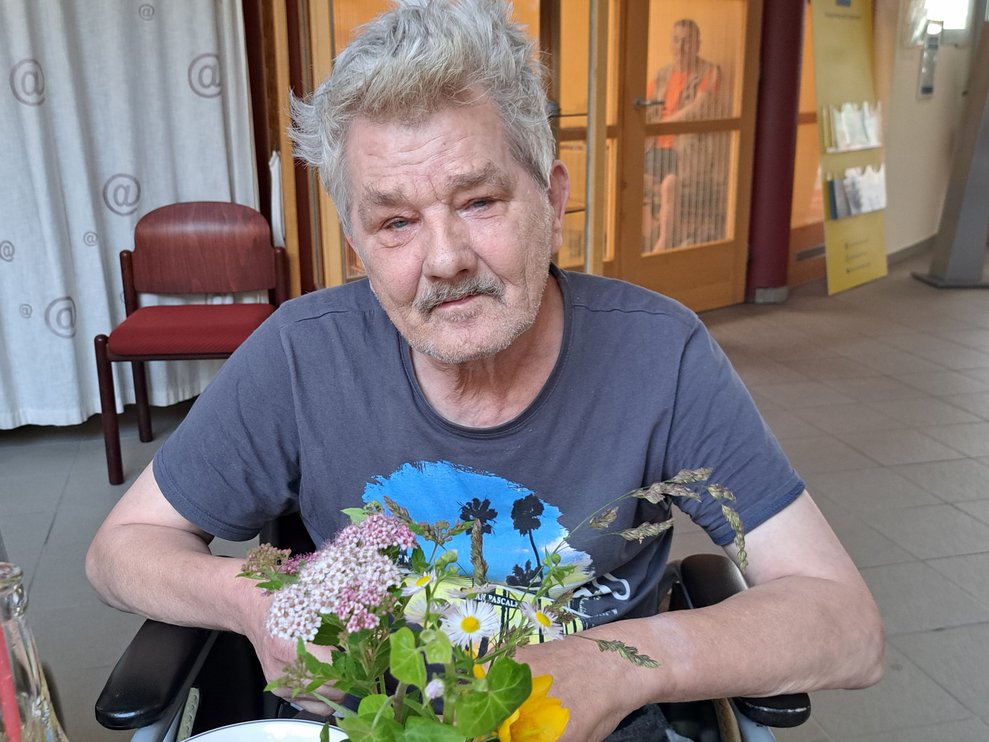 Ein Bewohner mit Blumen.