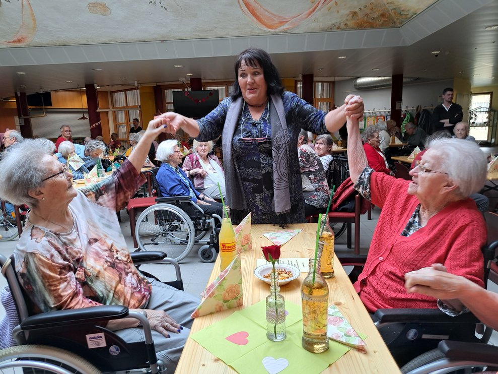 Drei Damen beim Tanzen.