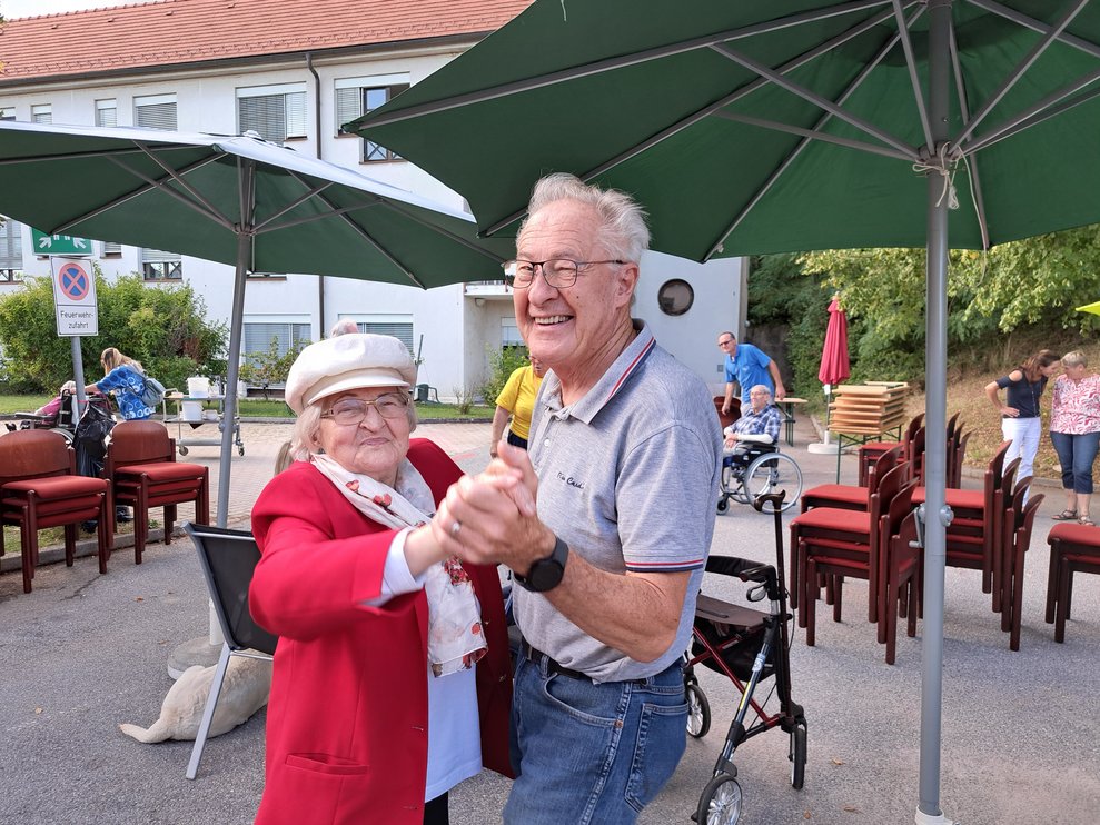 Ein Mann und eine Frau tanzen.