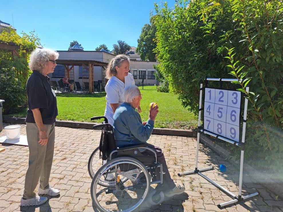 Spiele beim Gartenfest. 