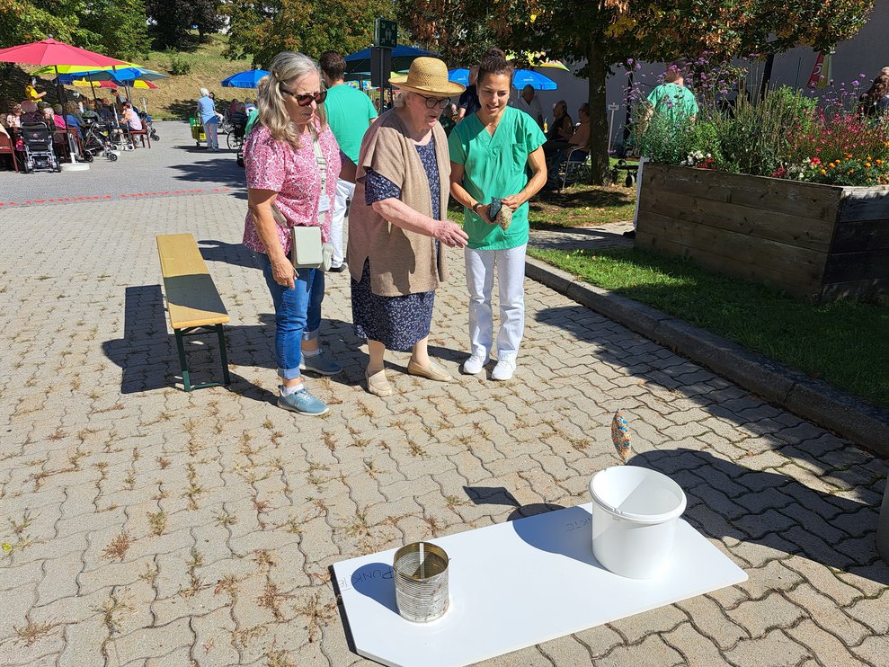 Geschicklichkeitsspiele beim Gartenfest.