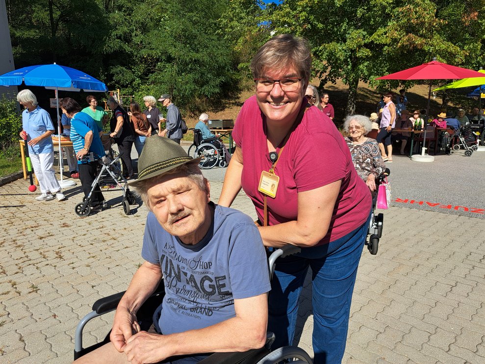 Ein Mann und eine Frau beim Gartenfest. 