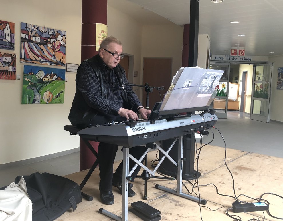 Ein Musiker am Keyboard.