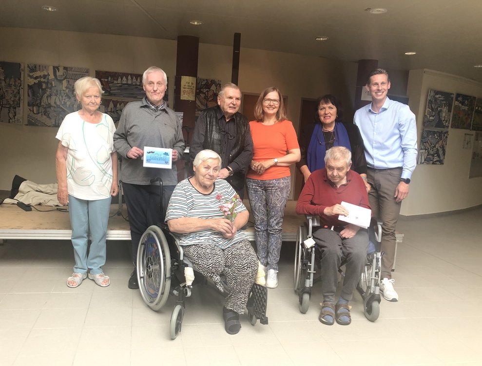 Gruppenbild mit Musiker, Mitarbeitern und BewohnerInnen. 