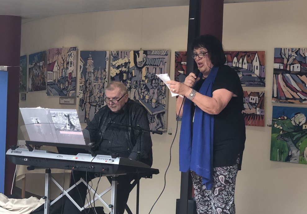 Ein Musiker und eine Dame.