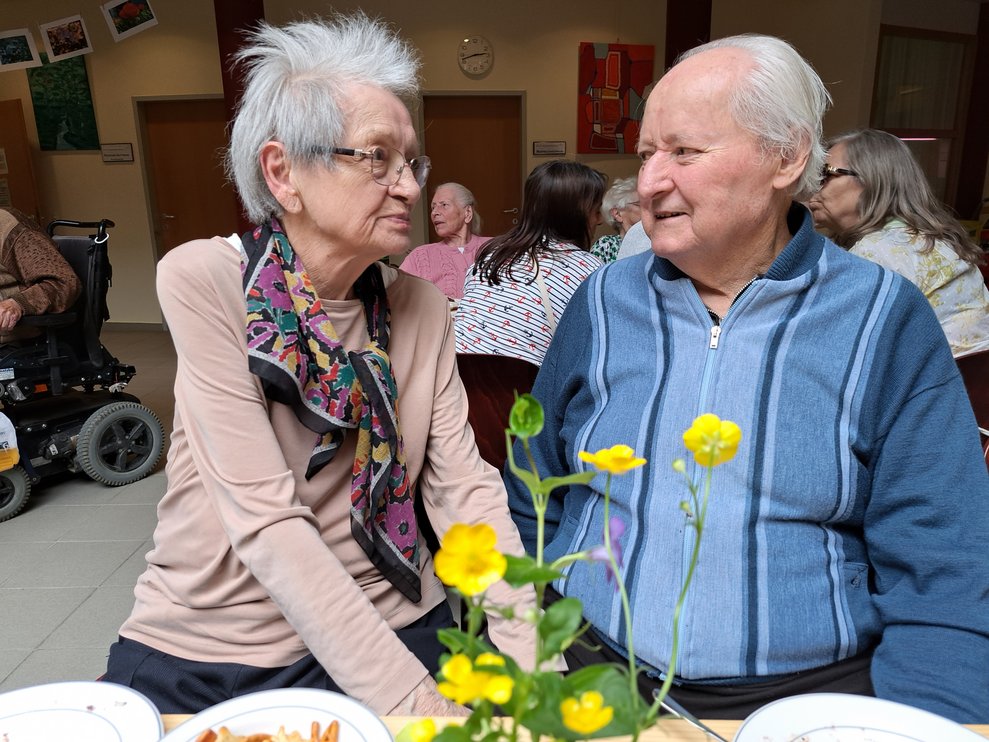 Ein Mann und eine Frau bei der Muttertagsfeier.
