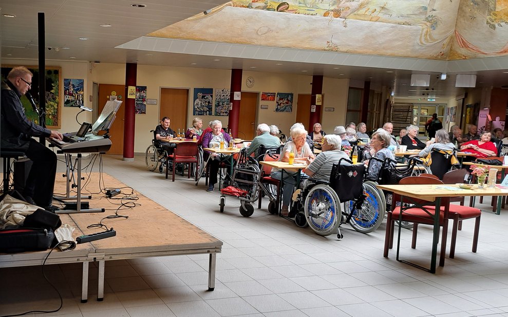 Der Musiker vor den Bewohnerinnen und Bewohnern.