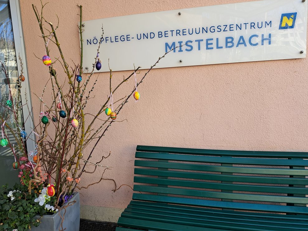 Osterstrauch vor dem Eingang
