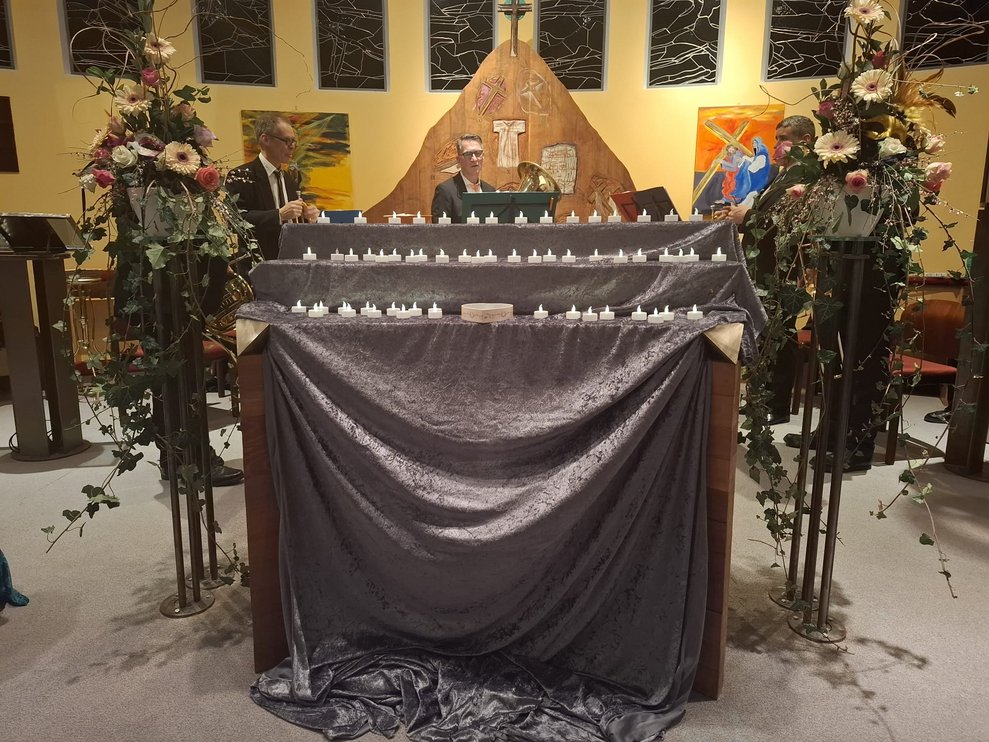 Altar mit Blumenschmuck.