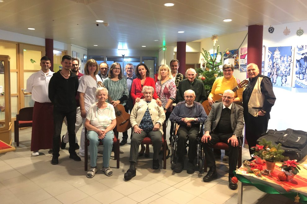 Ein Gruppenbild vor dem Christbaum. 