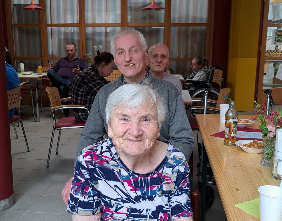 Eine Frau und zwei Männer sitzten hintereinander.
