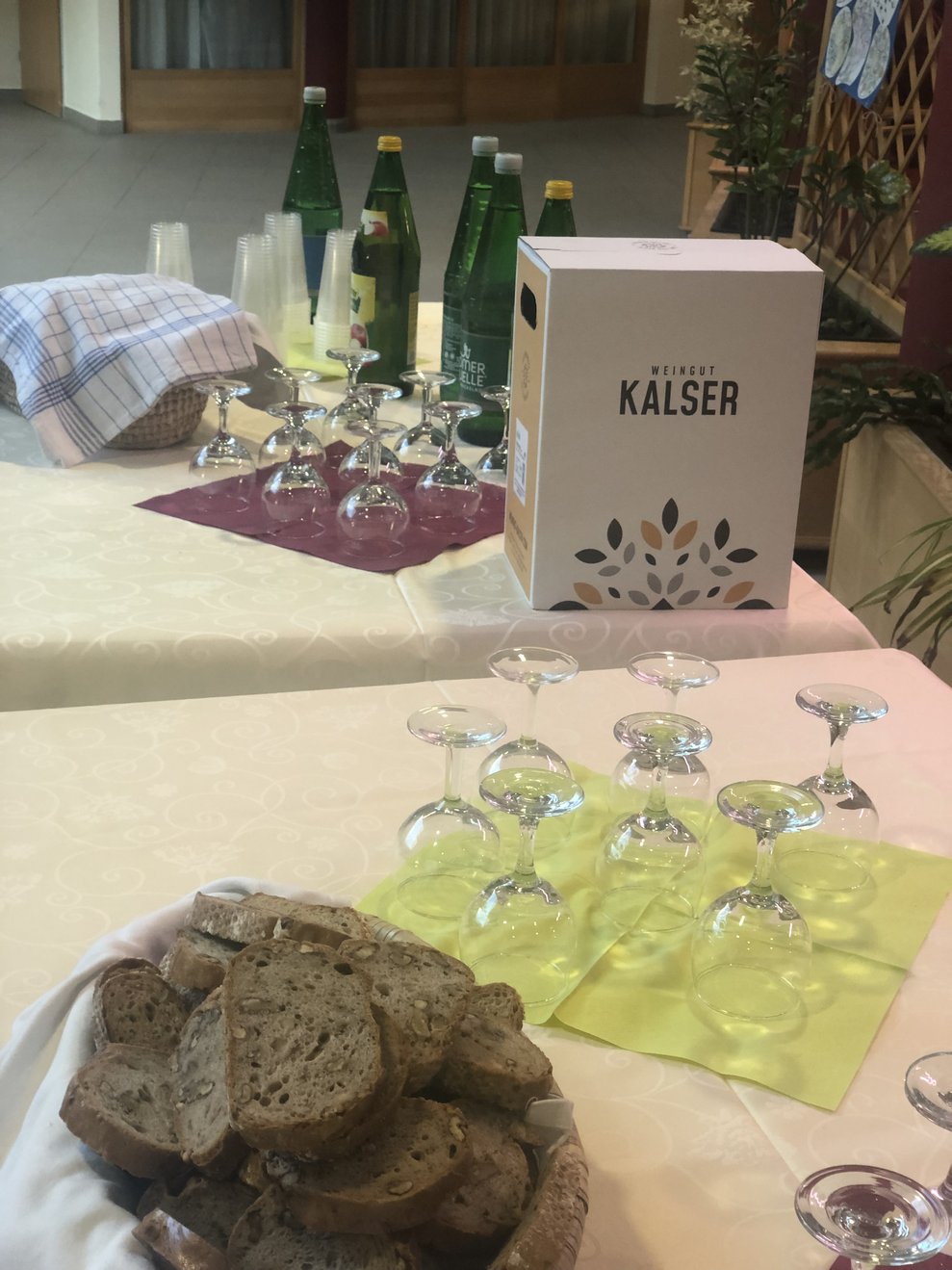 Agape mit Brot und Wein.